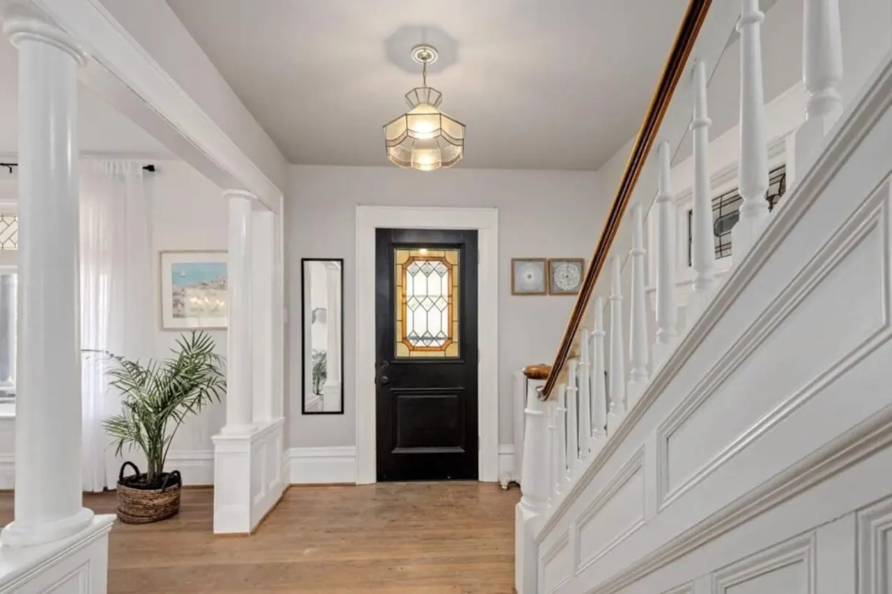 Central Picton, Games Room and steps from town! 10