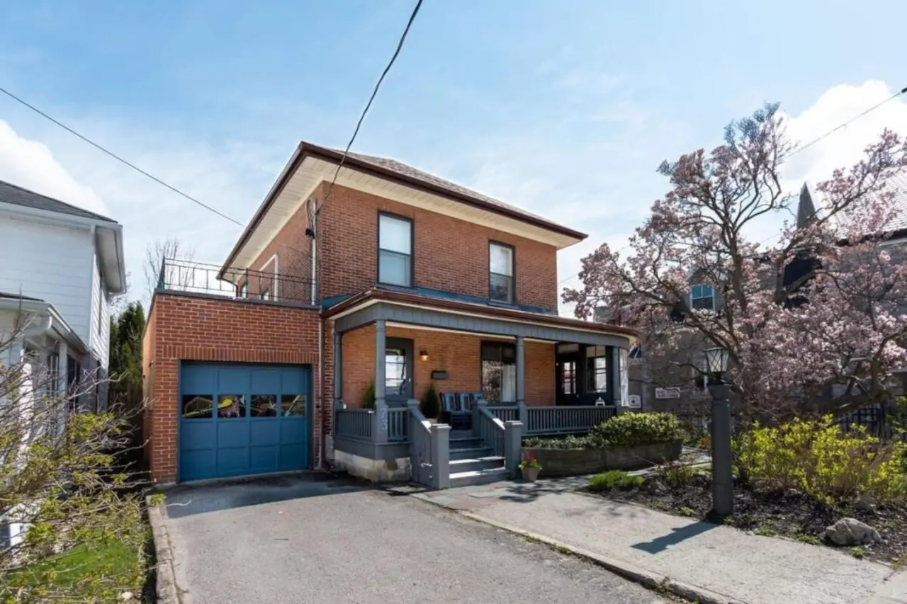 Central Picton, Games Room and steps from town! 11
