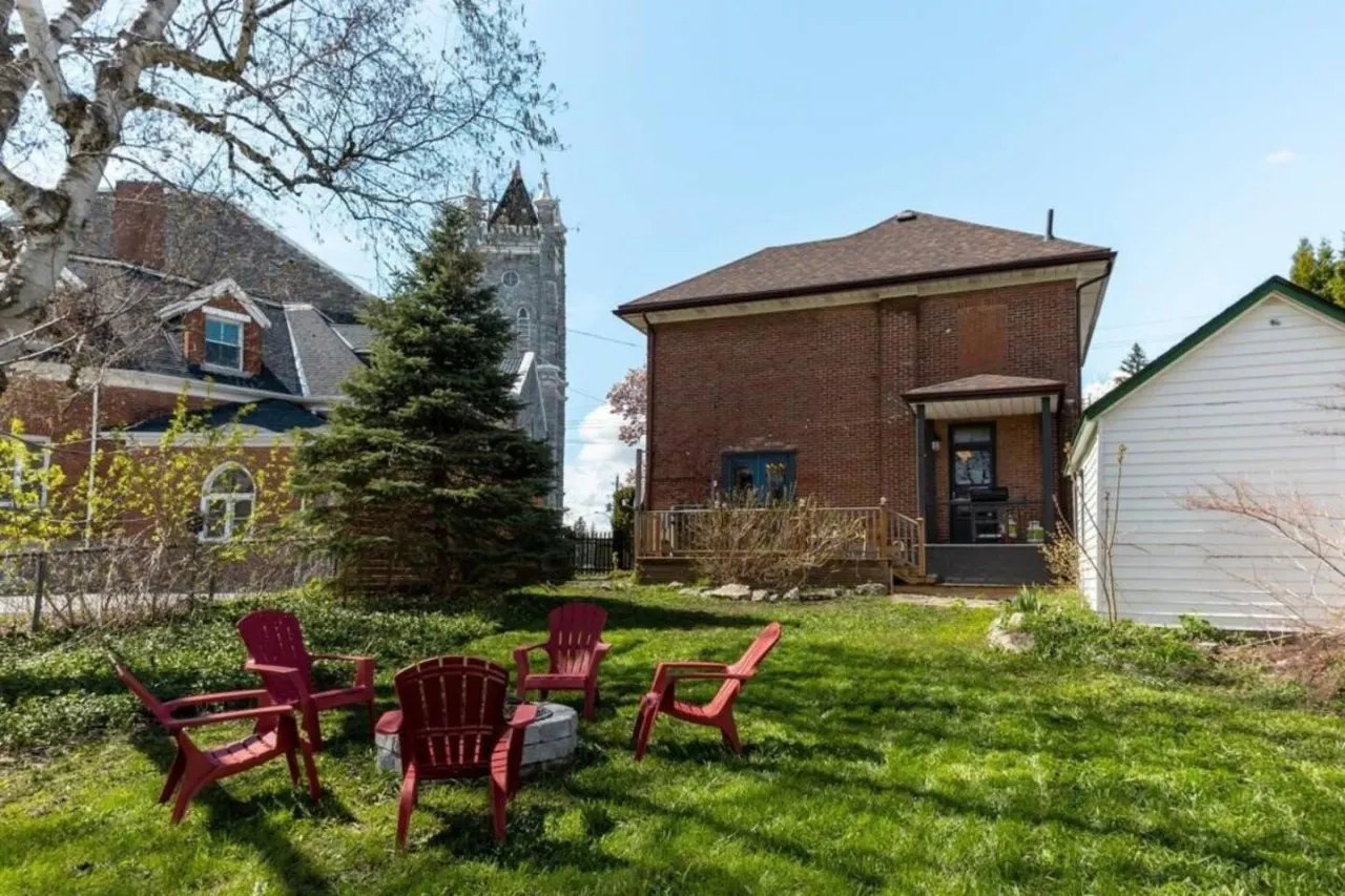 Central Picton, Games Room and steps from town! 12