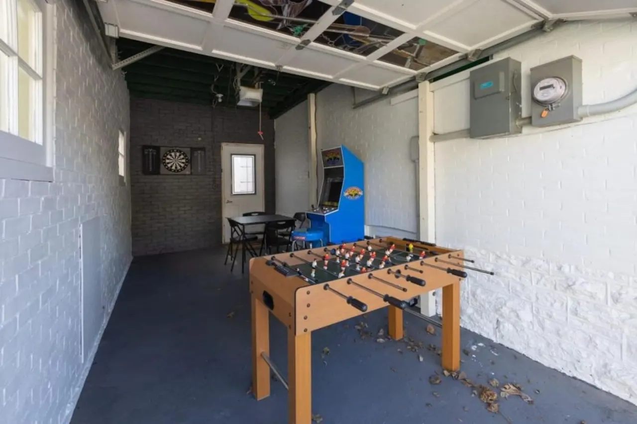 Central Picton, Games Room and steps from town! 14