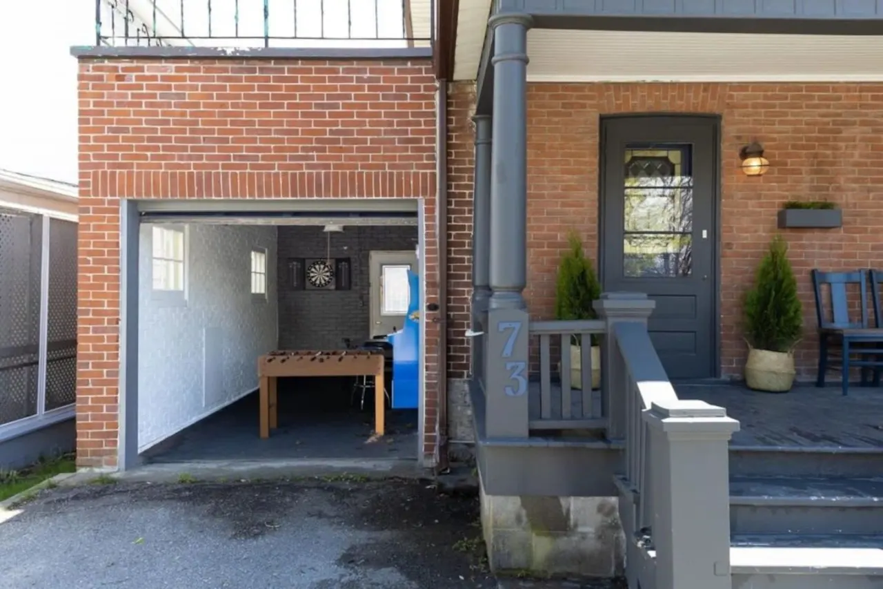 Central Picton, Games Room and steps from town! 15