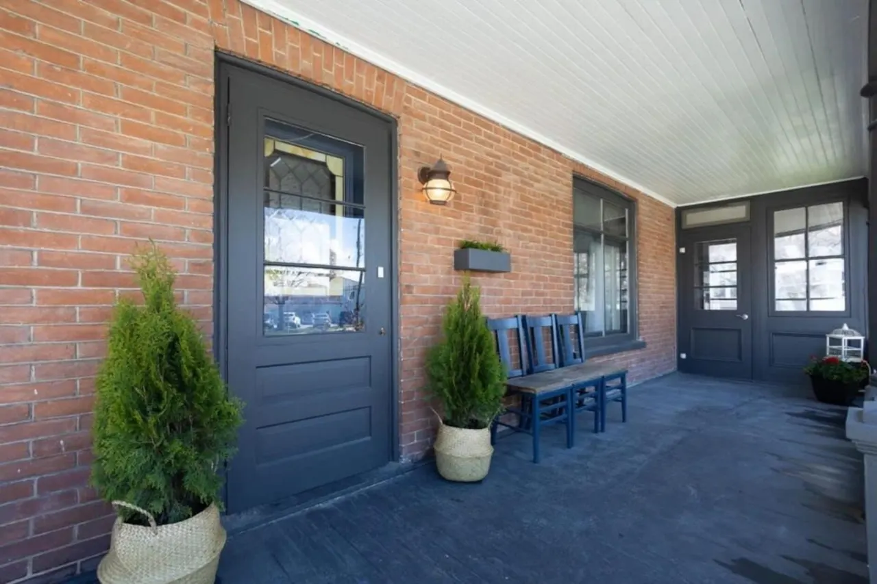 Central Picton, Games Room and steps from town! 17