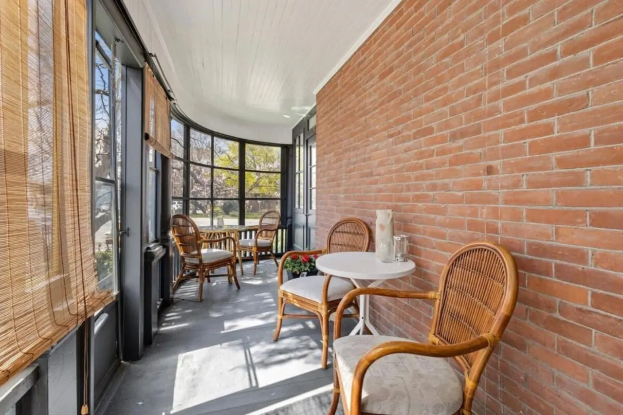 Central Picton, Games Room and steps from town! 18