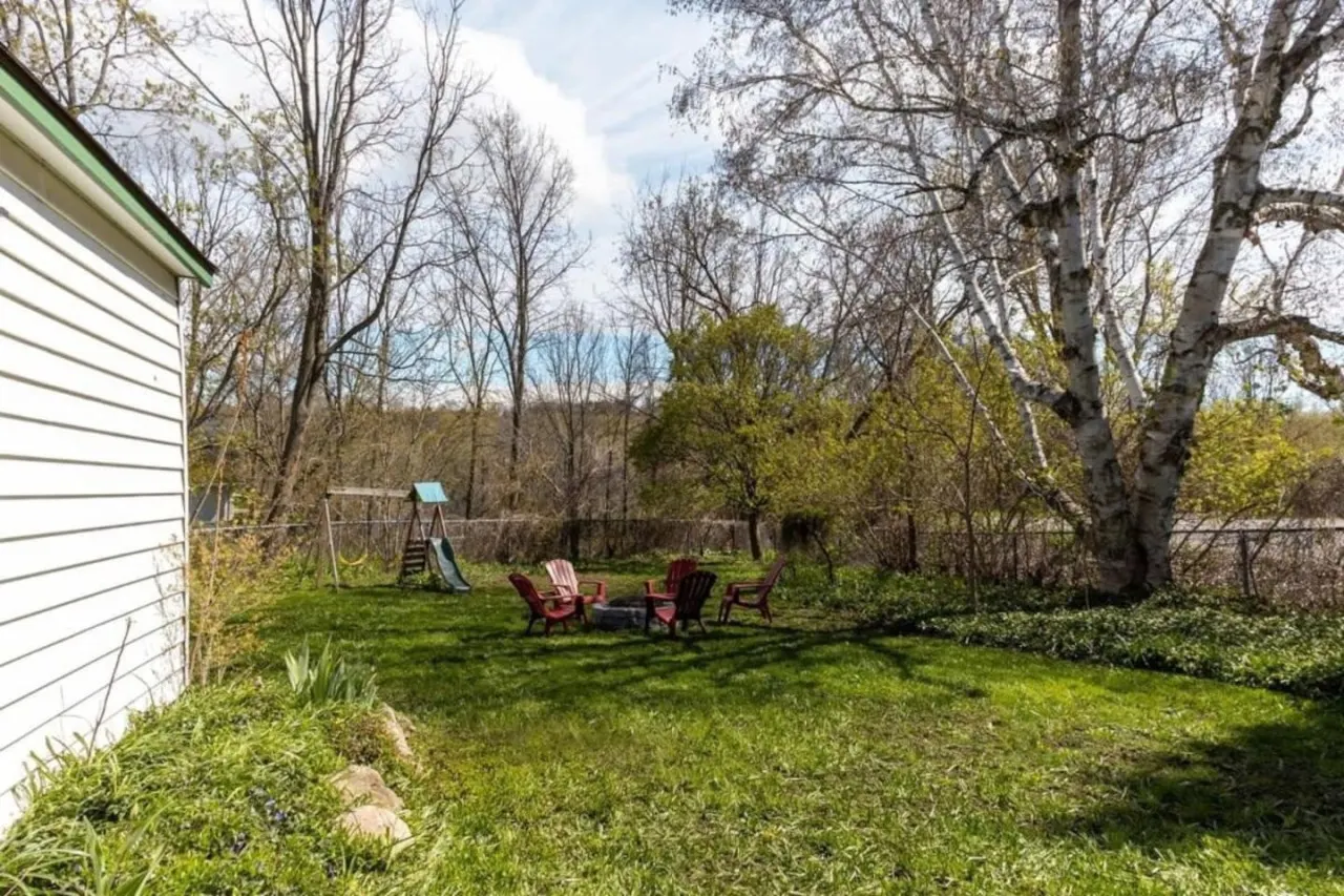 Central Picton, Games Room and steps from town! 20