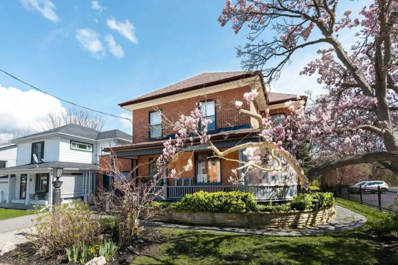 Central Picton, Games Room and steps from town! 6