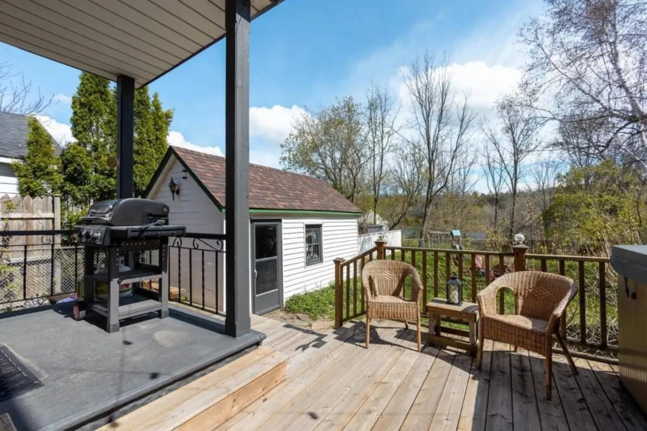 Central Picton, Games Room and steps from town! 7