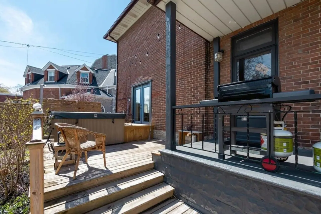 Central Picton, Games Room and steps from town! 8