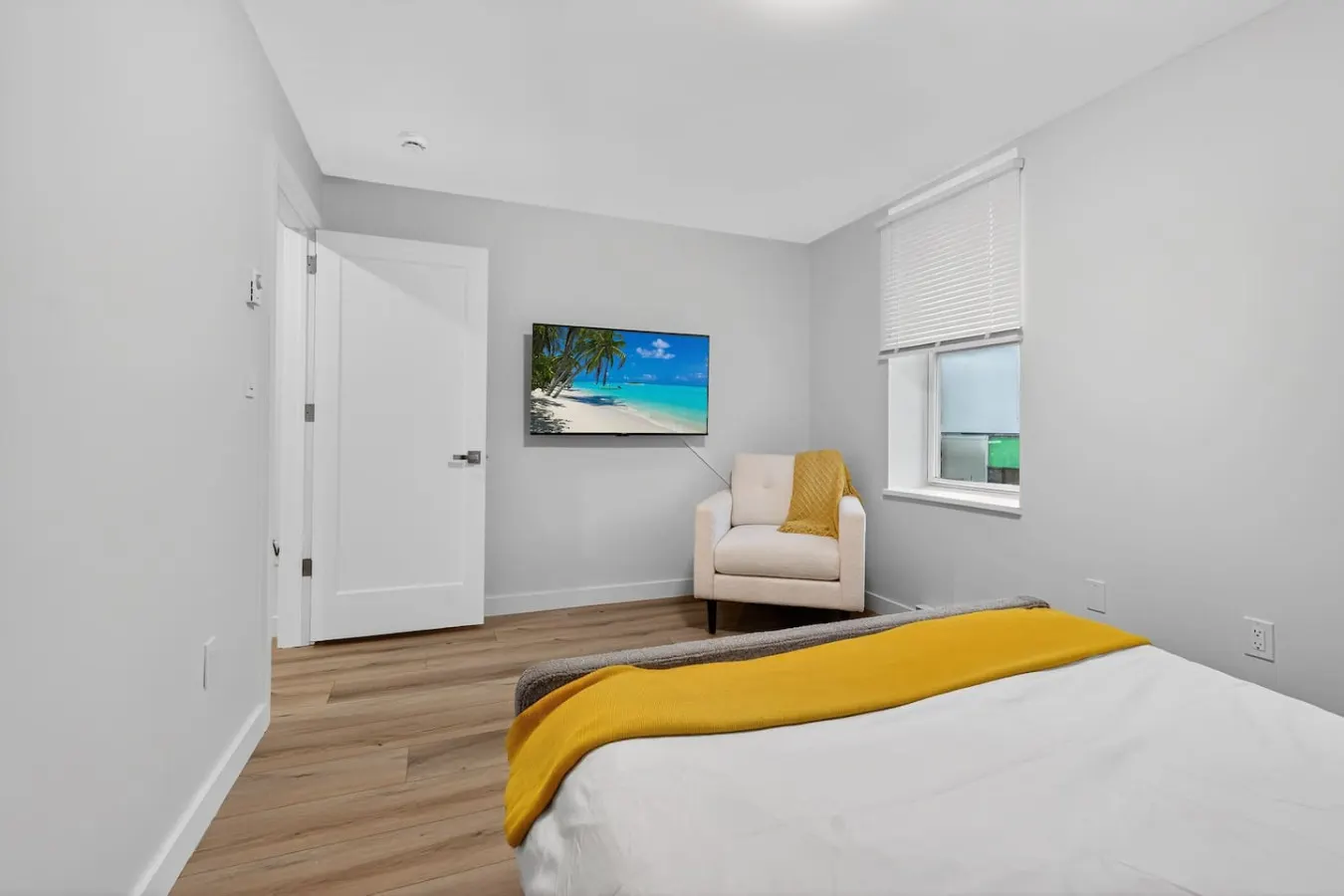 Aurora Haven | 2BR Napanee | Netflix | Parking — photo 2