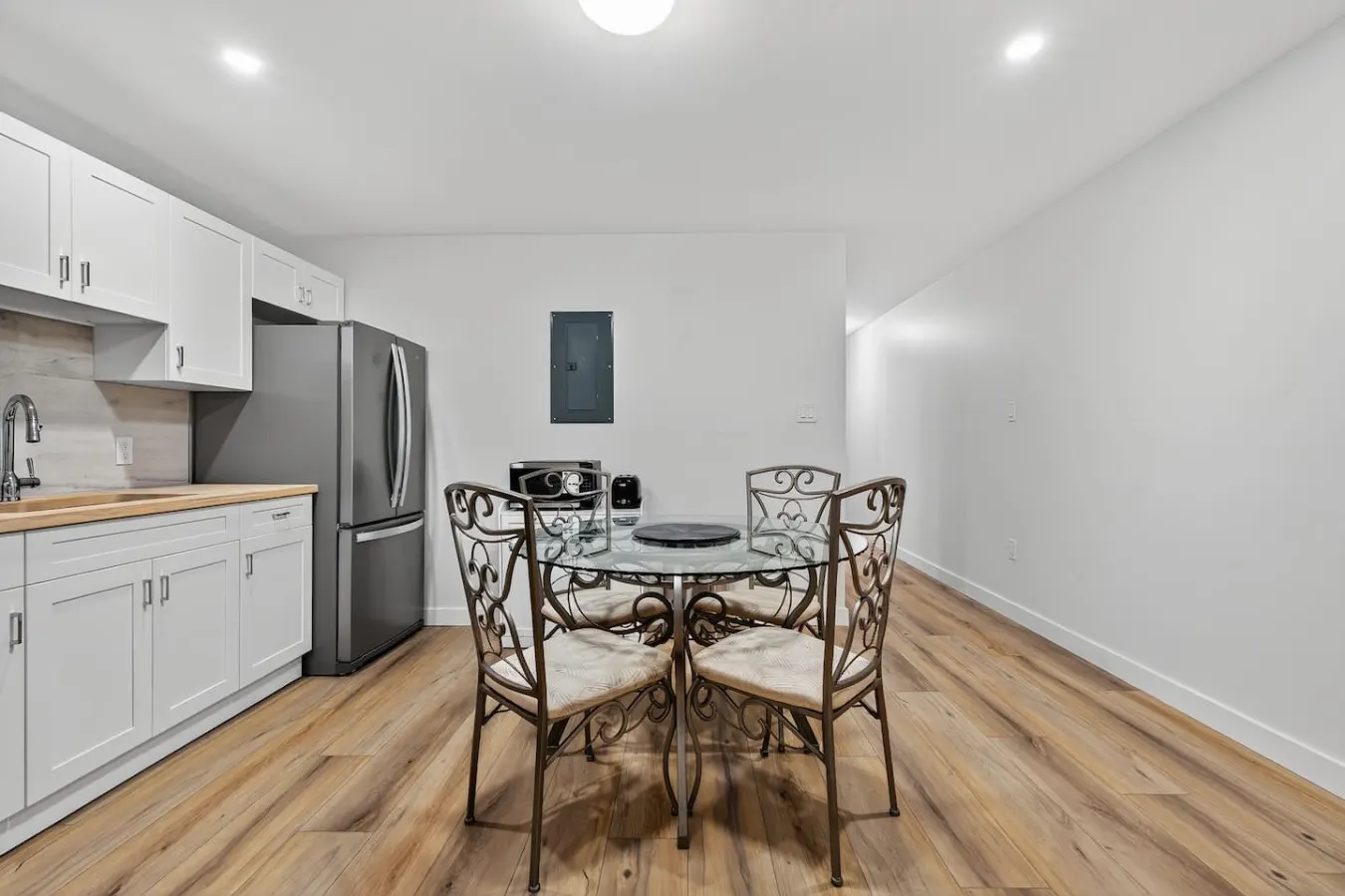 Aurora Haven | 2BR Napanee | Netflix | Parking — photo 3