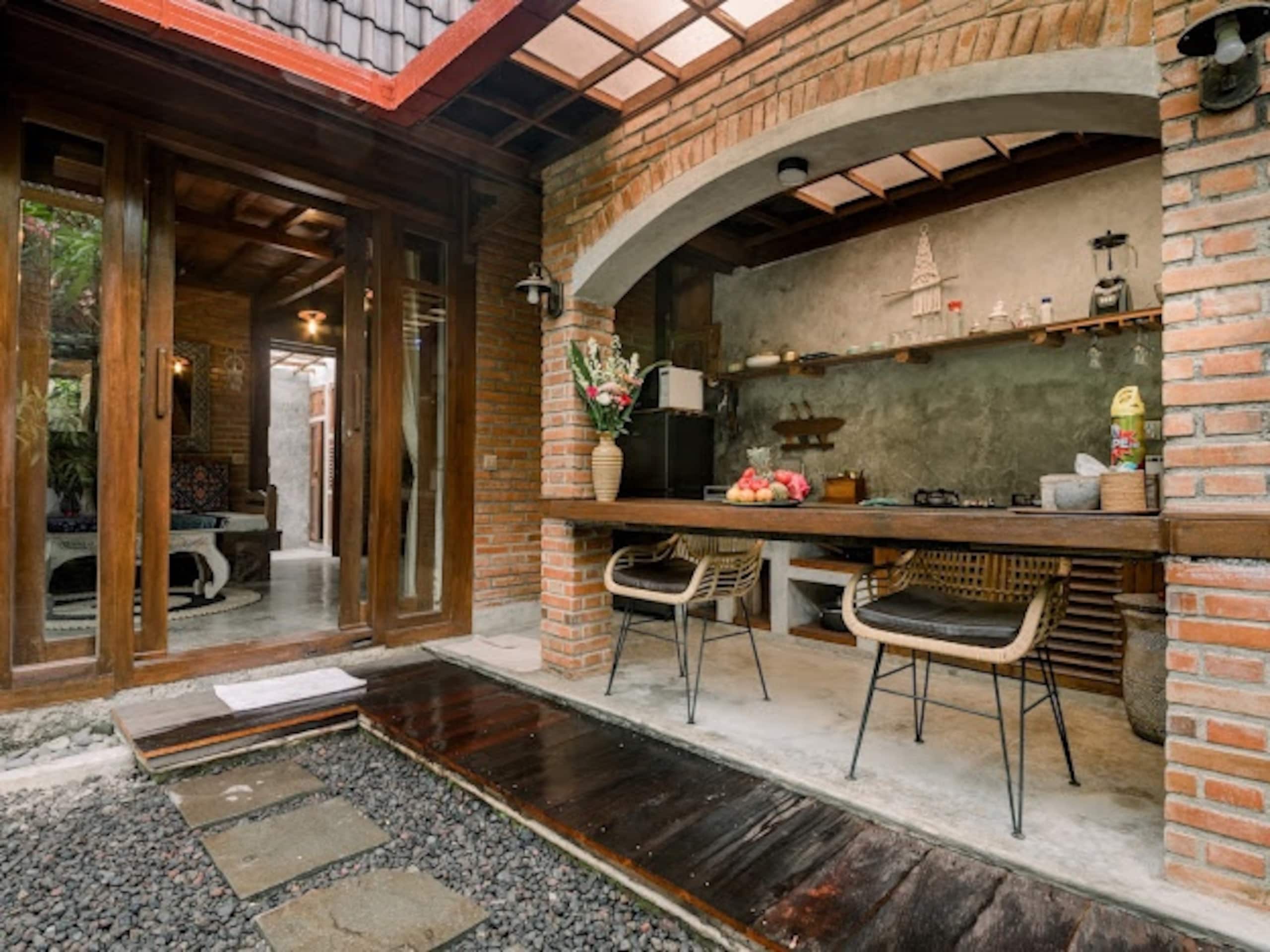 Pabuan Villa, private, bergaya etnik dan romantis 12