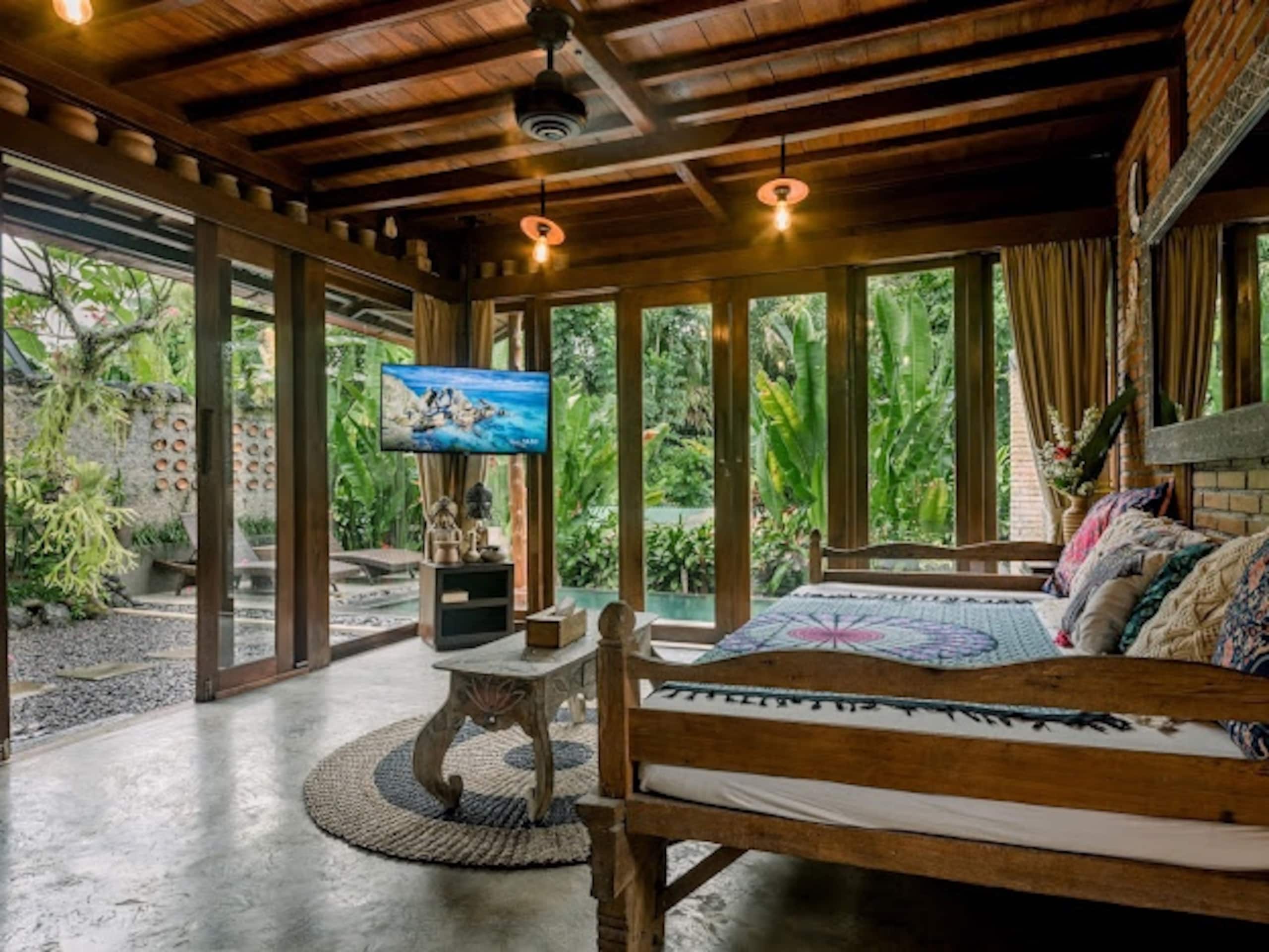 Pabuan Villa, private, bergaya etnik dan romantis