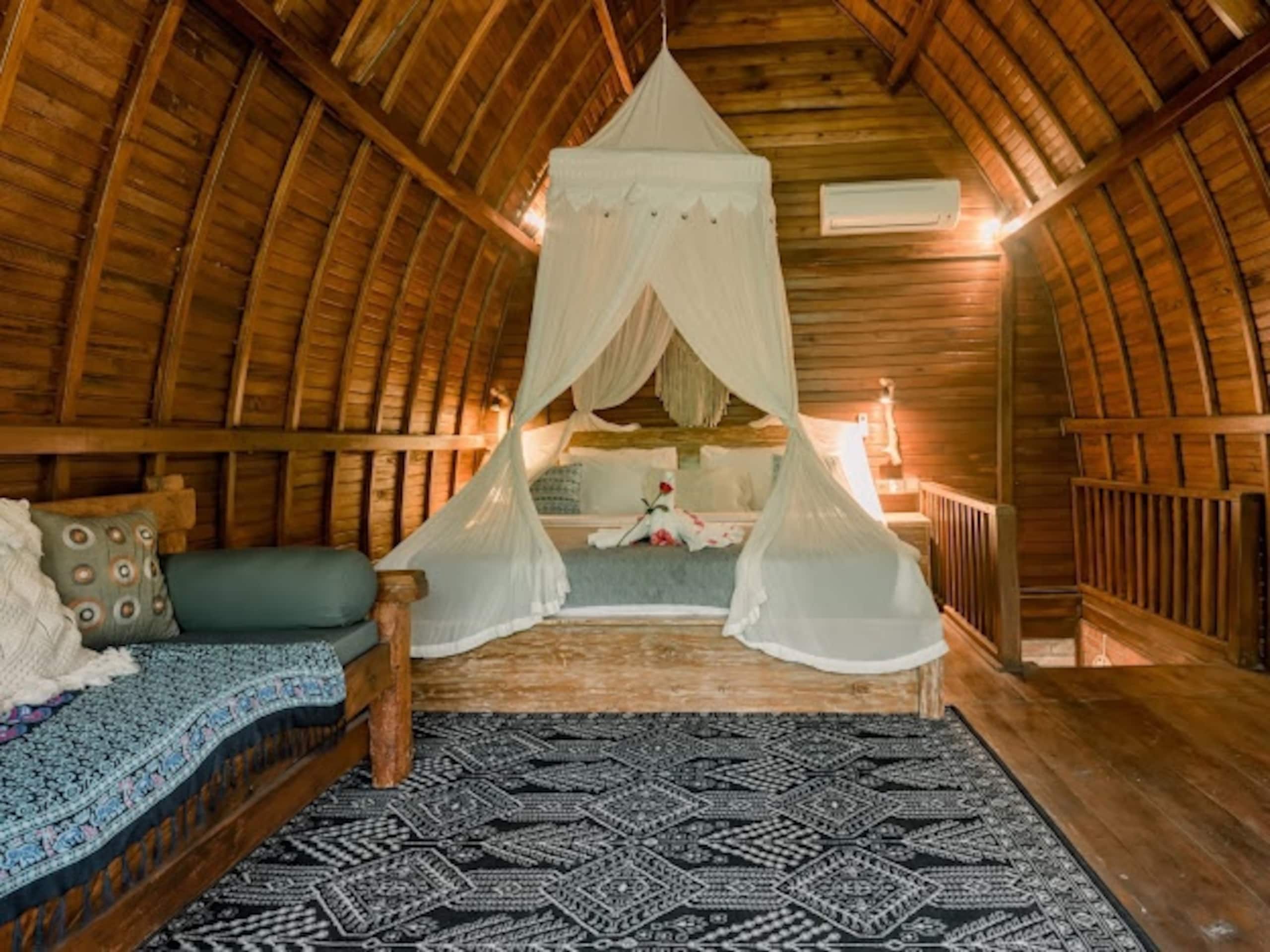 Pabuan Villa, private, bergaya etnik dan romantis — photo 3