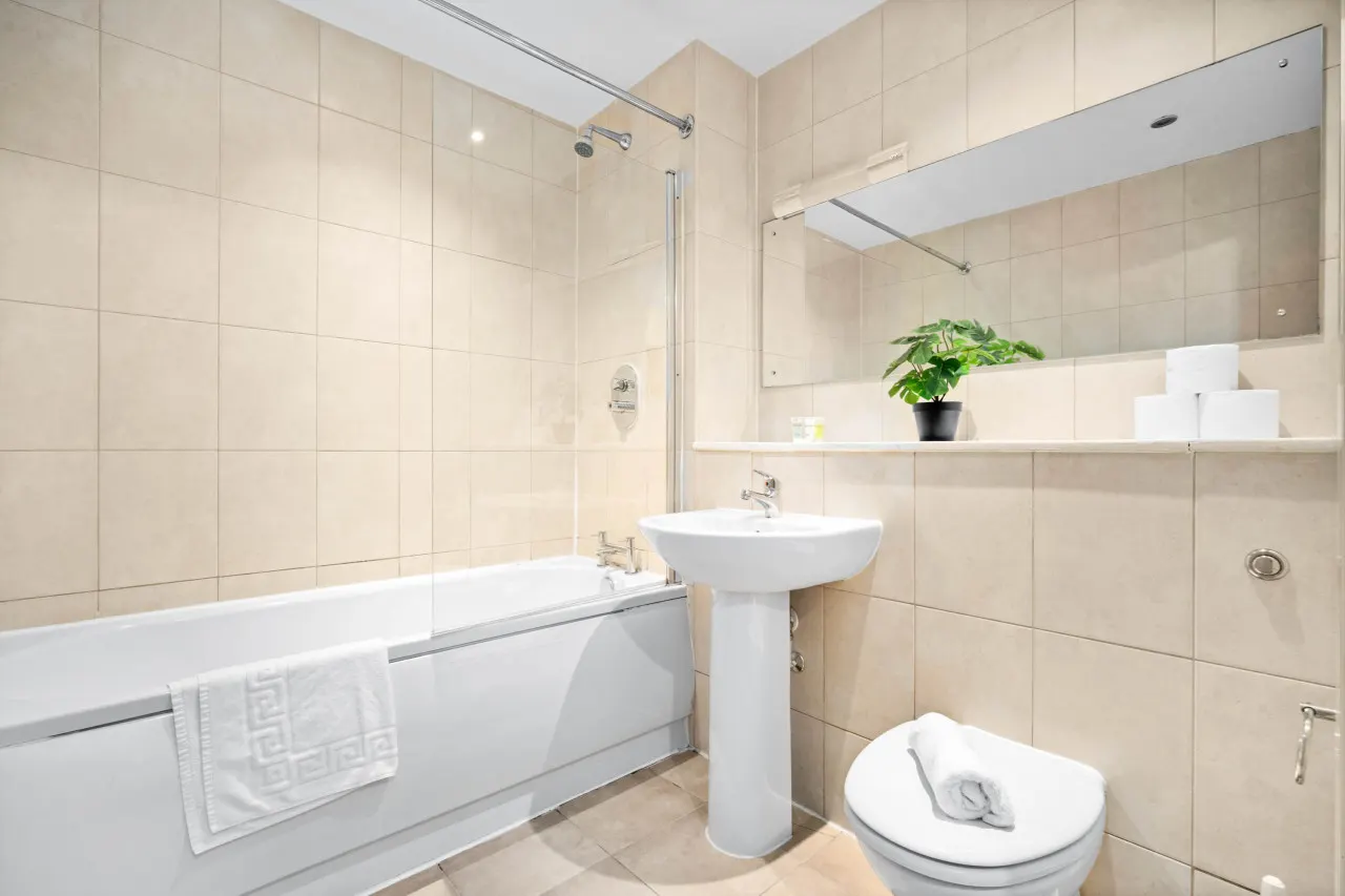 City Centre Apartment - China Town - Secure Parking - Balcony 6