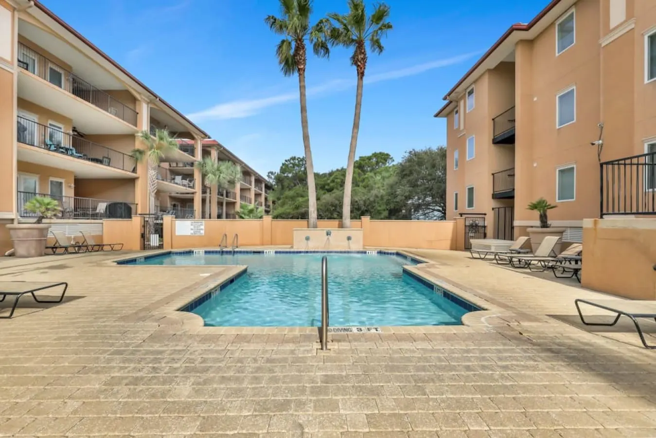 3 BR Condo 2 Pools, Hot Tub, Walk to Beach
