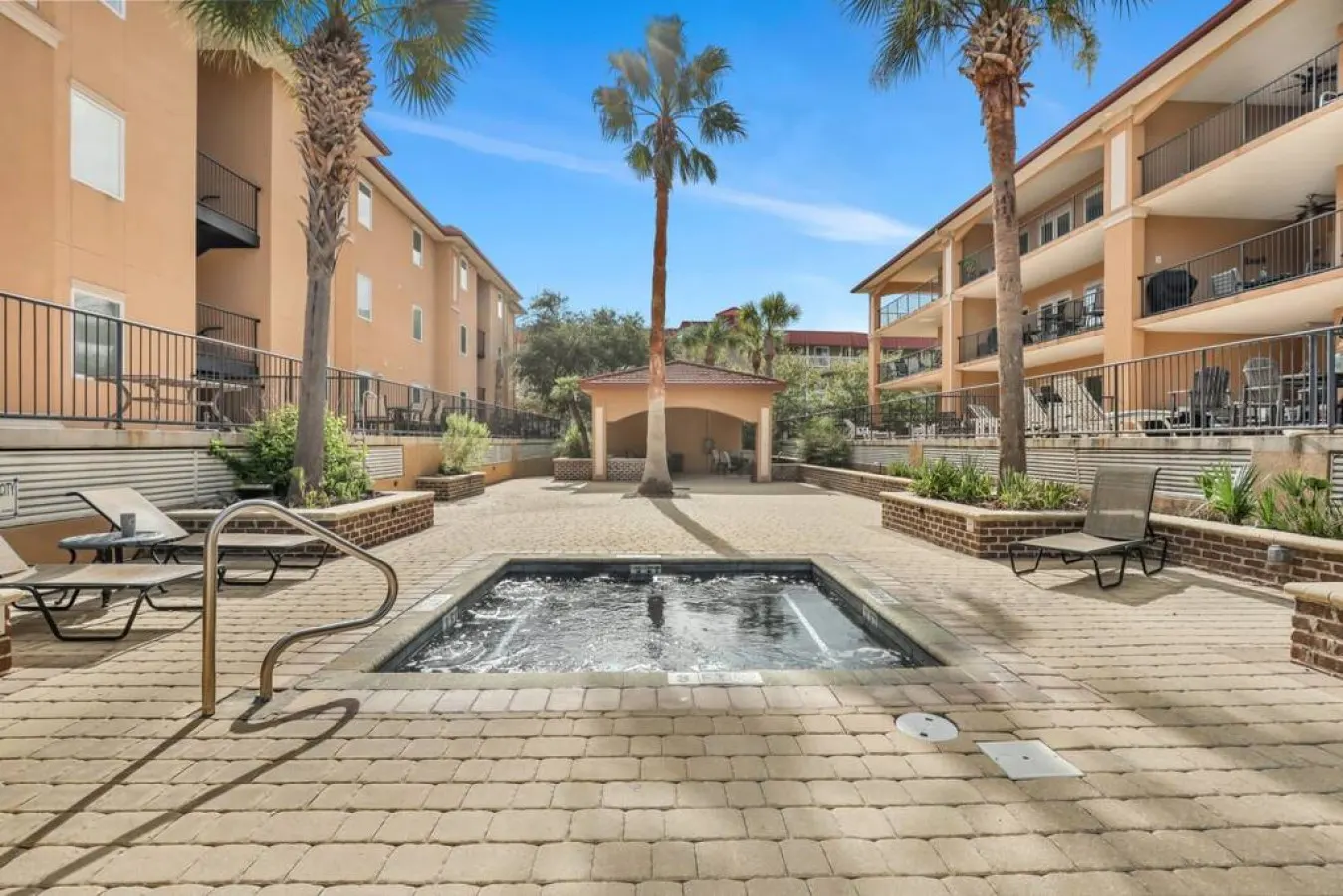 3 BR Condo 2 Pools, Hot Tub, Walk to Beach — photo 2