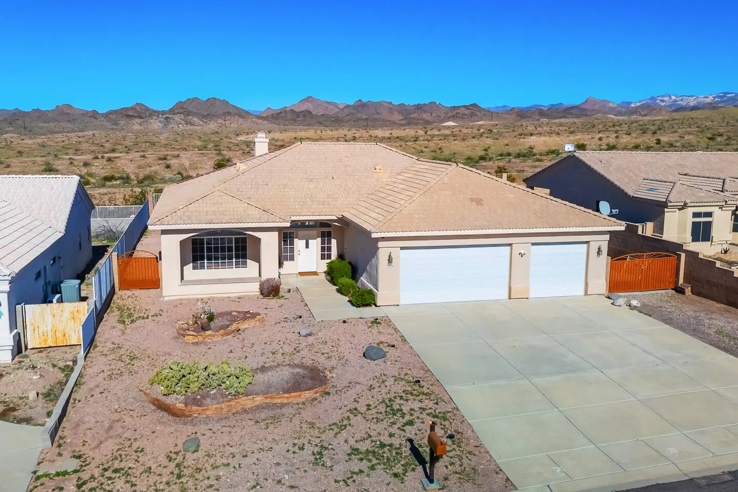 5 Mins to Laughlin! 4 bd Sleeps 10 Firepit 2