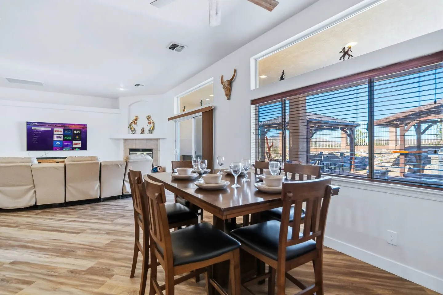 5 Mins to Laughlin! 4 bd Sleeps 10 Firepit 9