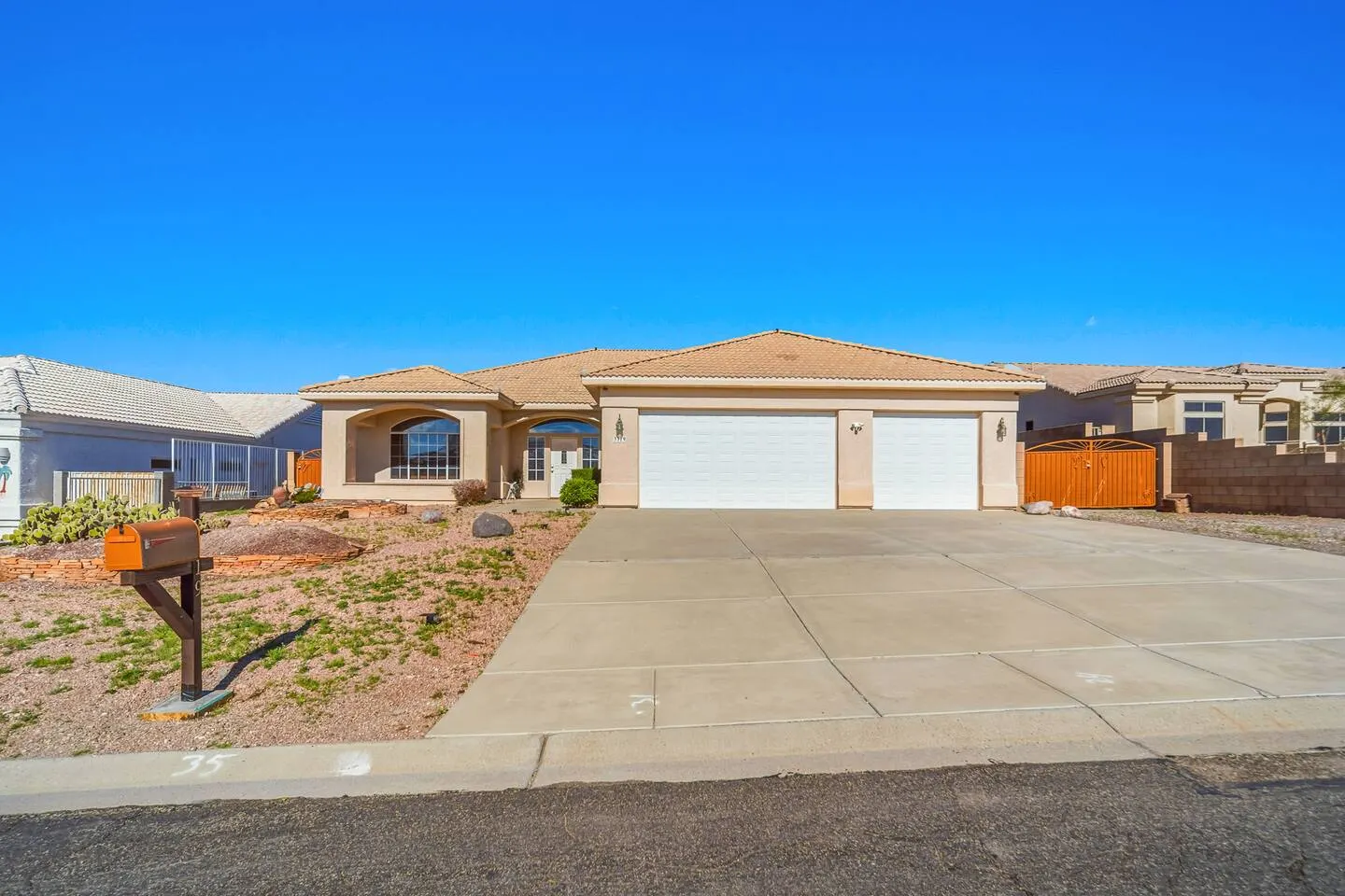 5 Mins to Laughlin! 4 bd Sleeps 10 Firepit 10