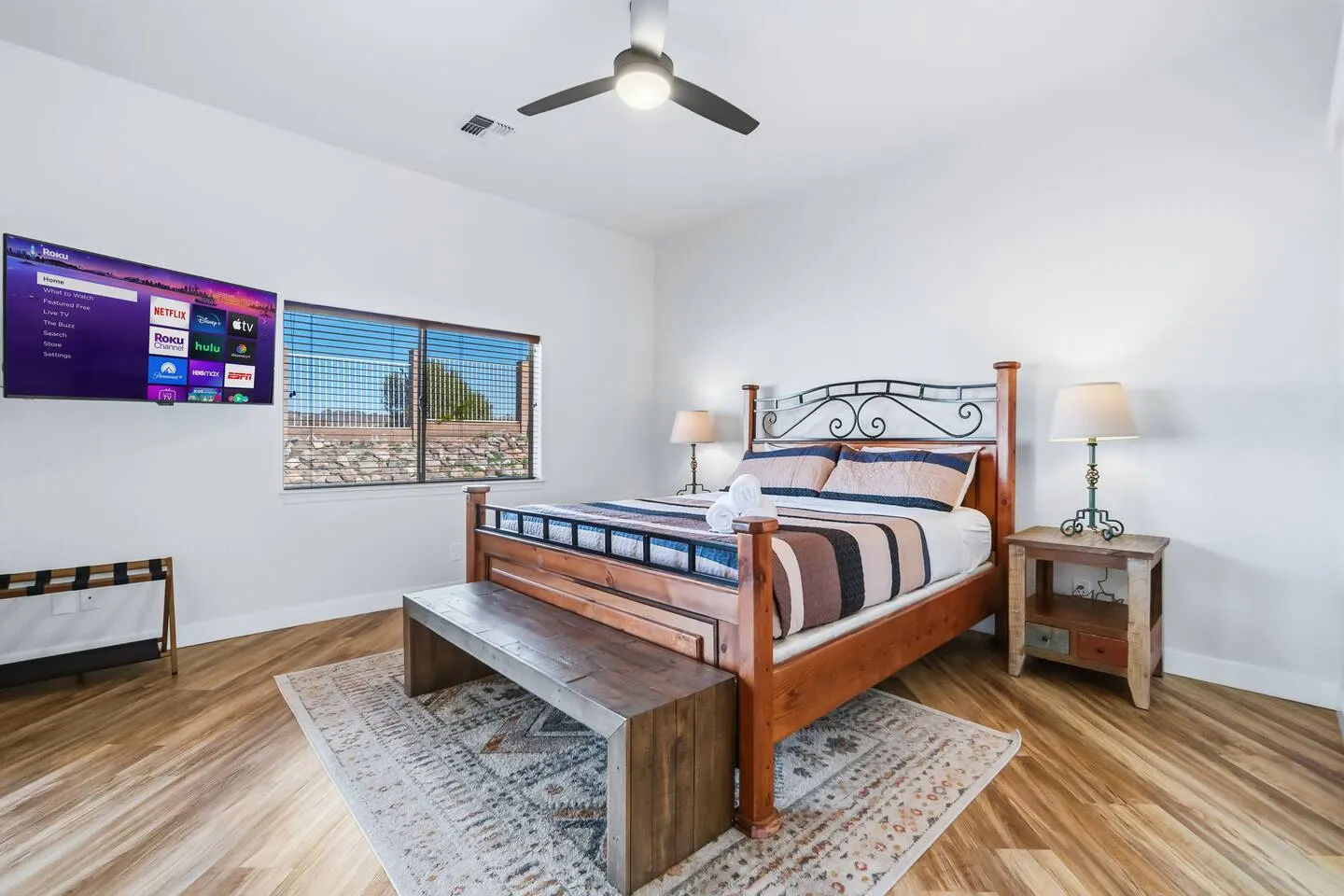 5 Mins to Laughlin! 4 bd Sleeps 10 Firepit 18