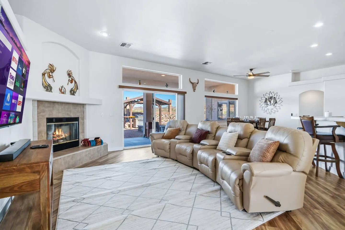 5 Mins to Laughlin! 4 bd Sleeps 10 Firepit 3