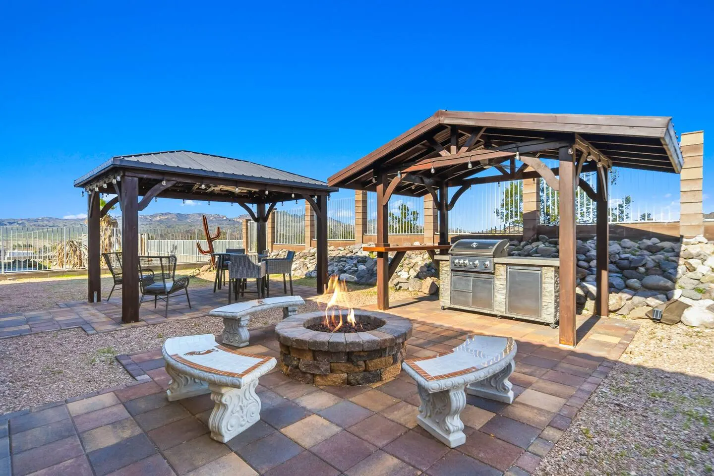 5 Mins to Laughlin! 4 bd Sleeps 10 Firepit 4