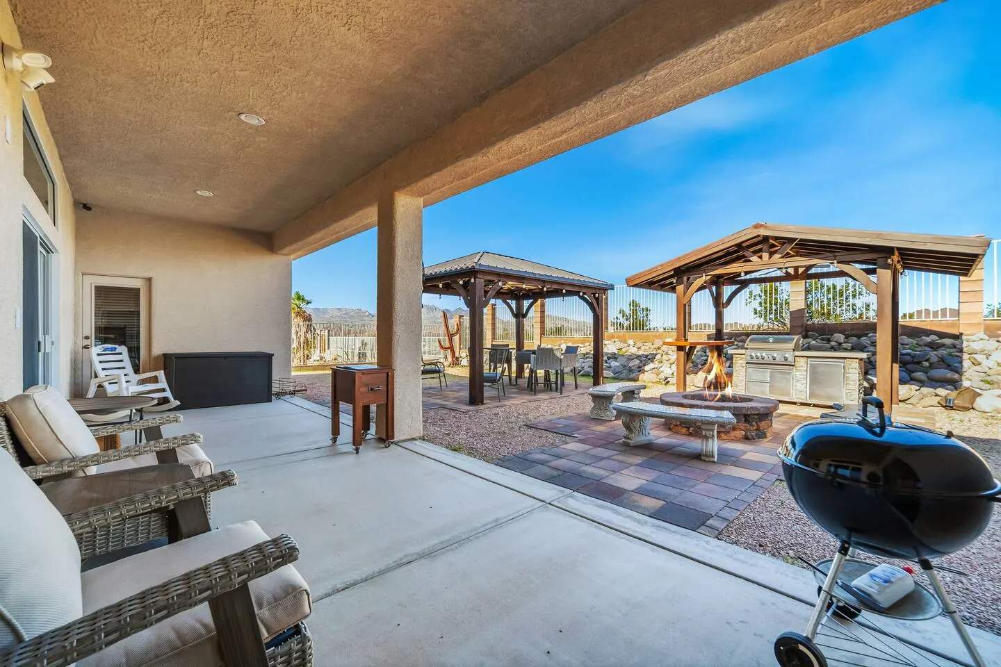 5 Mins to Laughlin! 4 bd Sleeps 10 Firepit 6