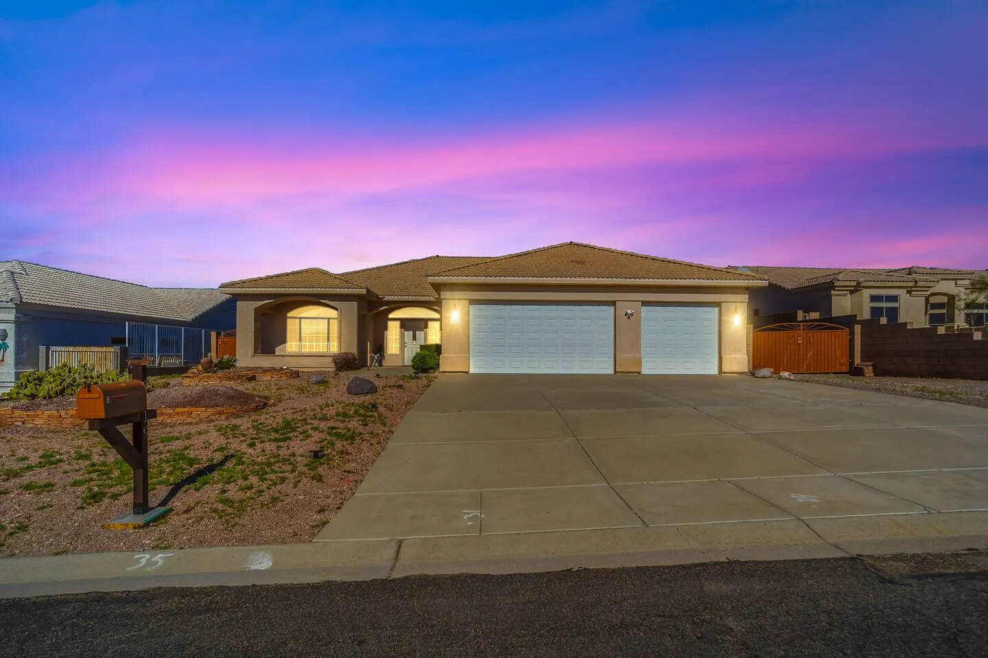 5 Mins to Laughlin! 4 bd Sleeps 10 Firepit 8
