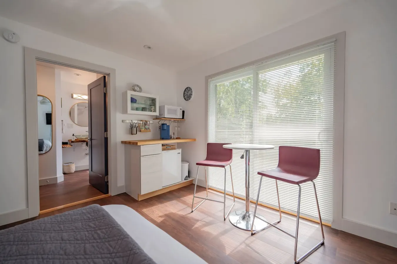 Newly Renovated 2QN BD + 2Full Bath *Walk to LU* 20