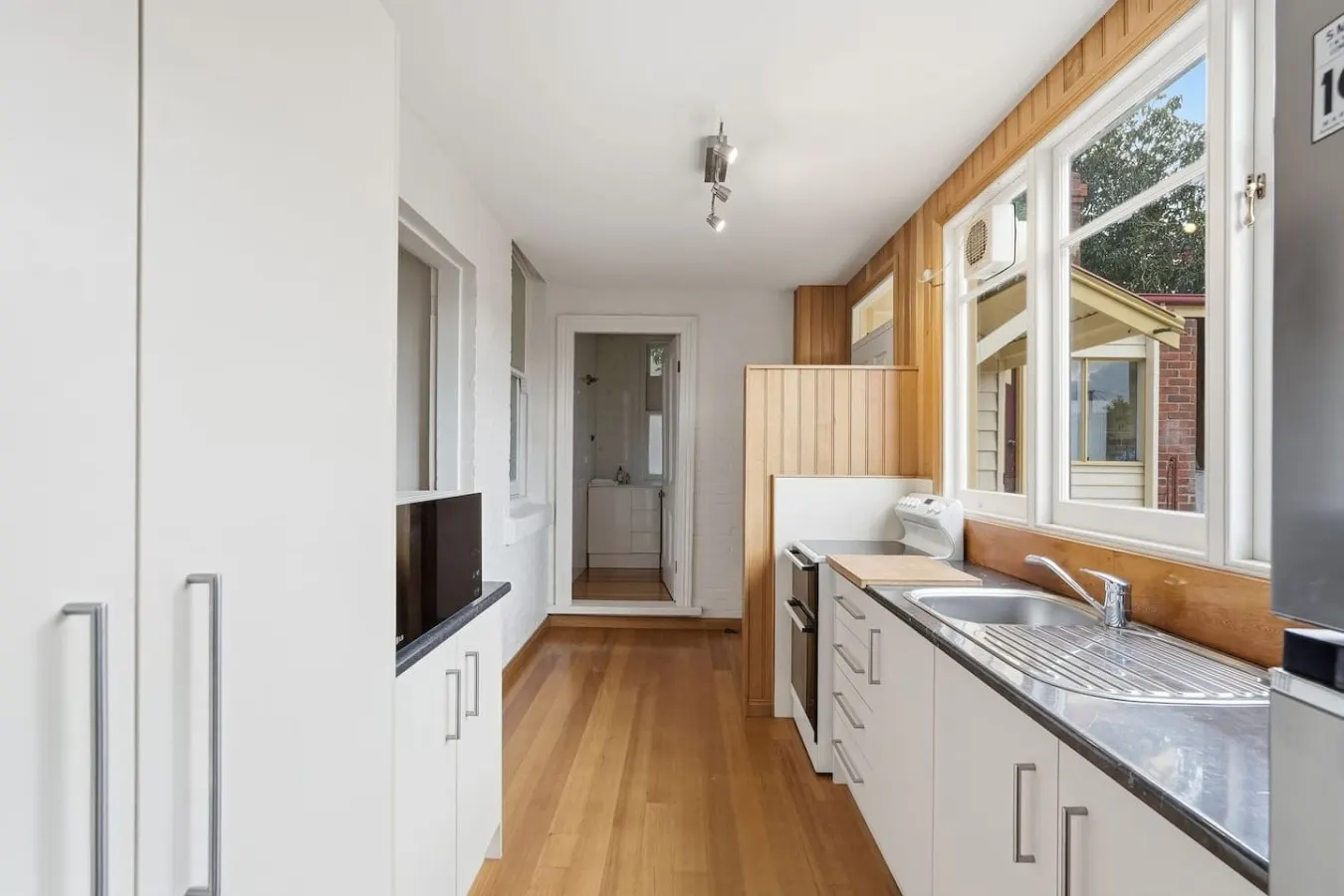 Heritage Sandy Bay Apartment, Walk to Cafes & Uni 17