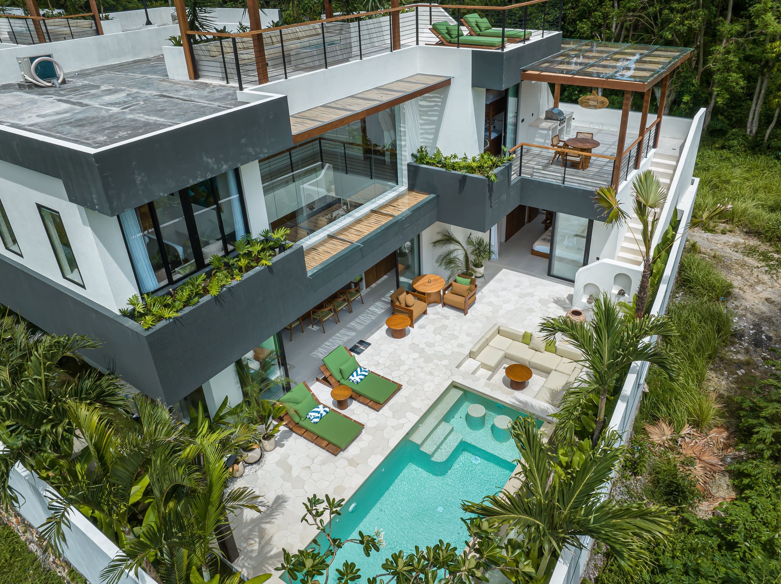 Spacious 3BR Uluwatu Villa with BBQ & Rooftop! — photo 4