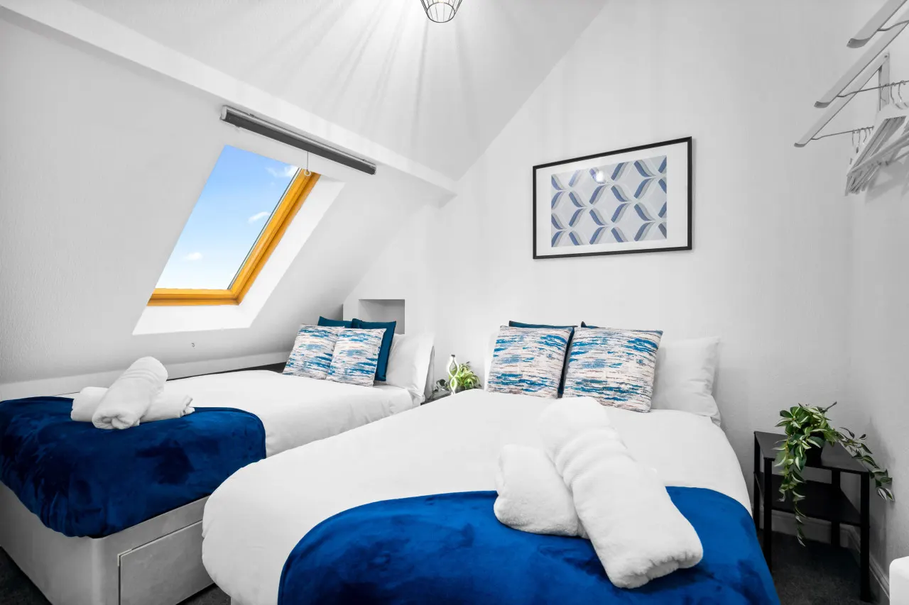 Cozy Apartment - Accommodates 4 - On Street Parking Available 2