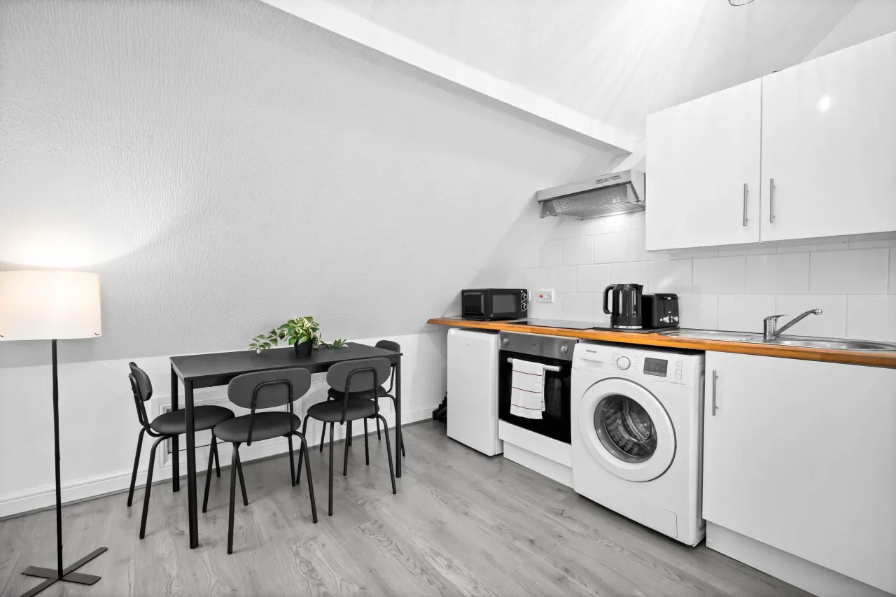 Cozy Apartment - Accommodates 4 - On Street Parking Available 3