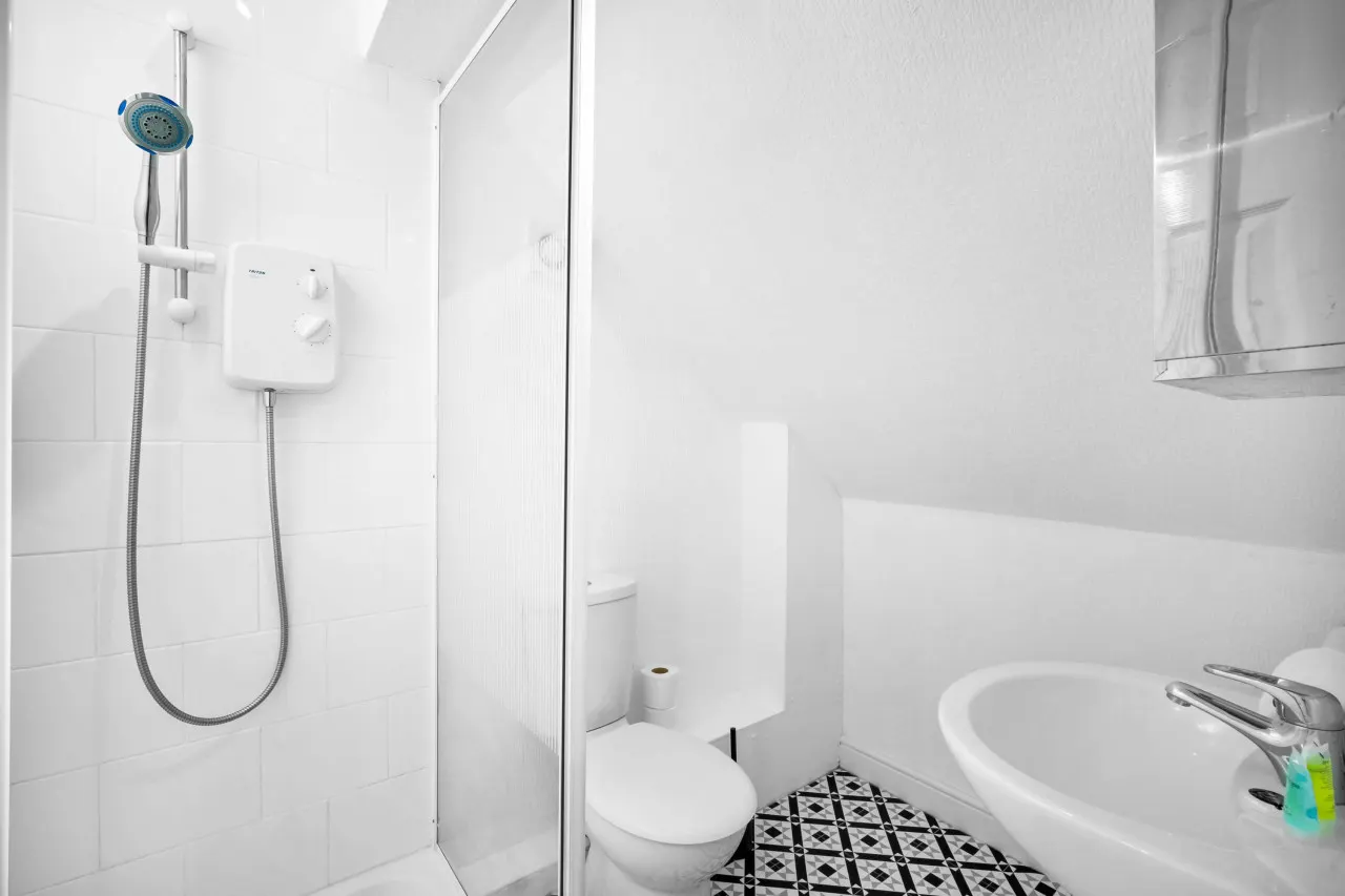 Cozy Apartment - Accommodates 4 - On Street Parking Available 4