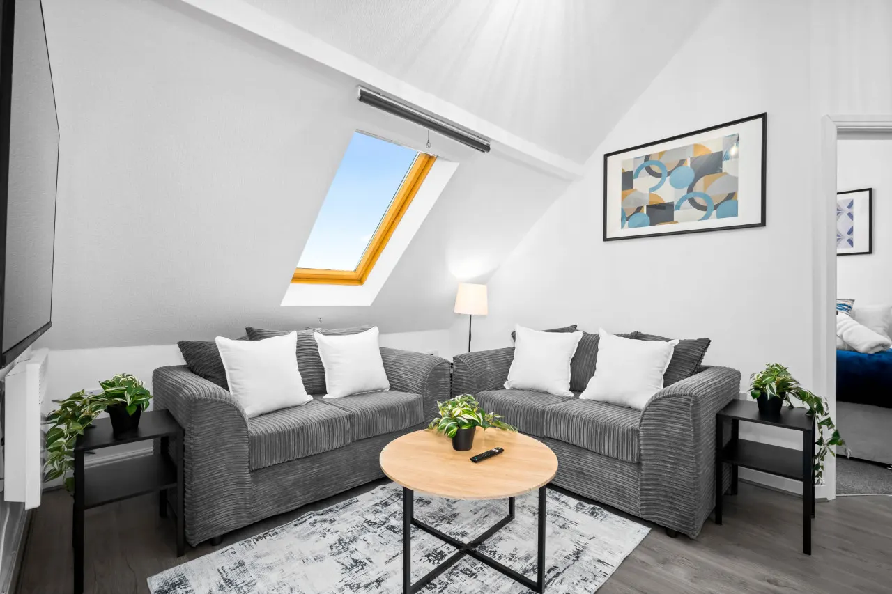 Cozy Apartment - Accommodates 4 - On Street Parking Available 5