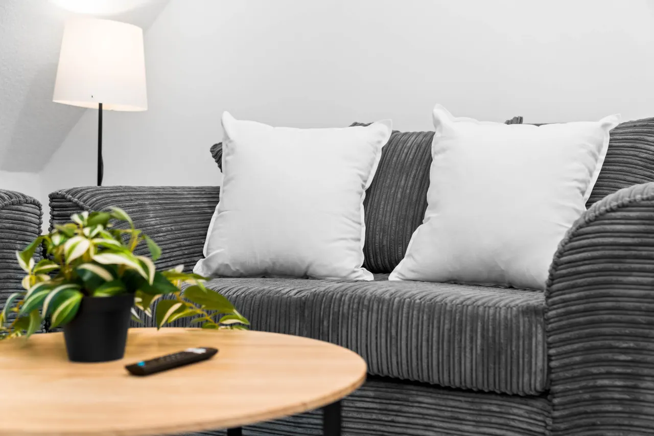 Cozy Apartment - Accommodates 4 - On Street Parking Available 6