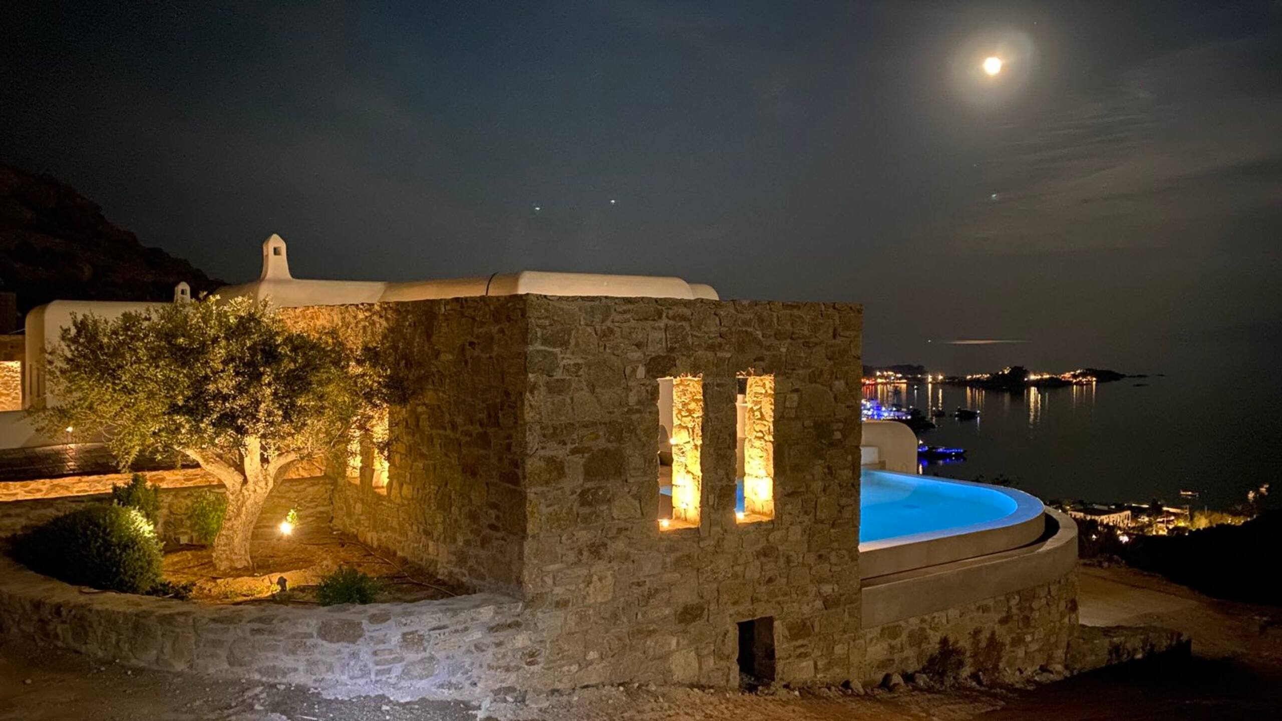 Villa Camelia - Psarou - 3BR - 2 Pools - 2 Jacuzzis