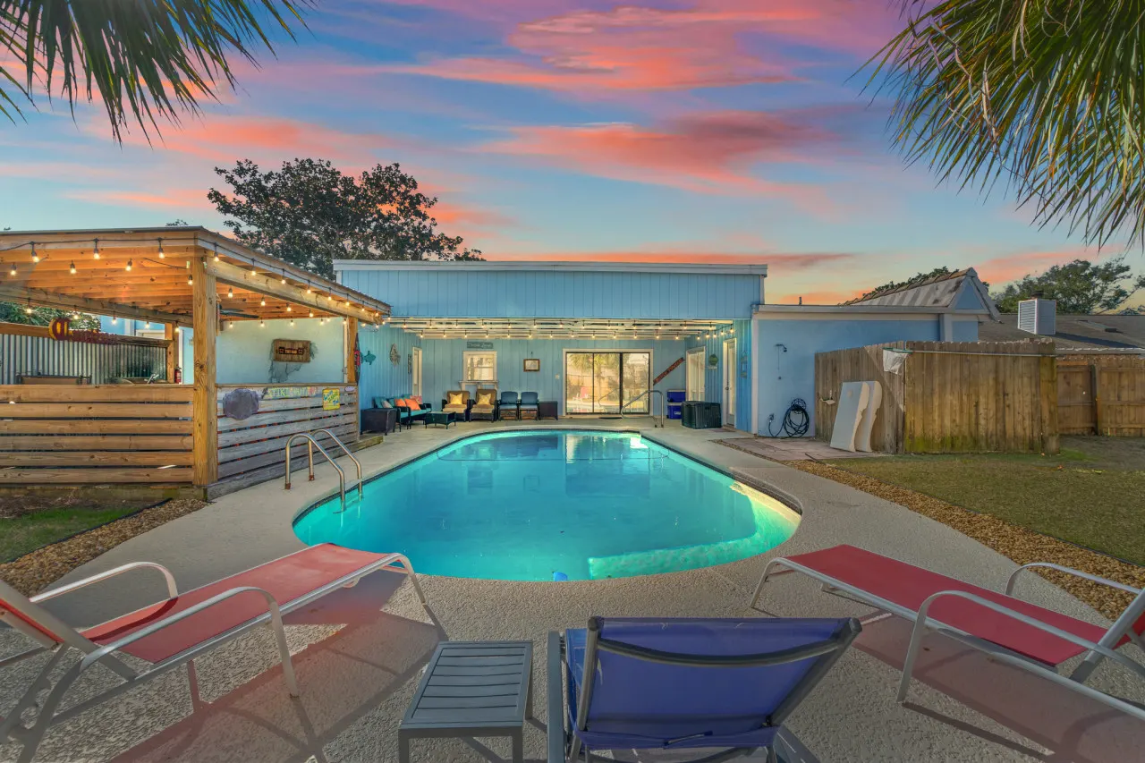 Tiki Hut | Private Pool • Tiki Bar • Game Room Fun