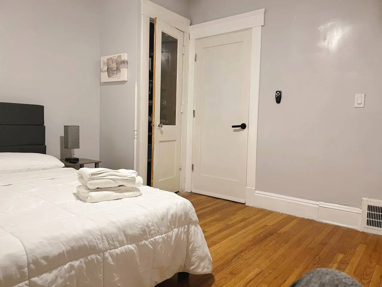 Stay with Jay - Cozy First Floor Room 4