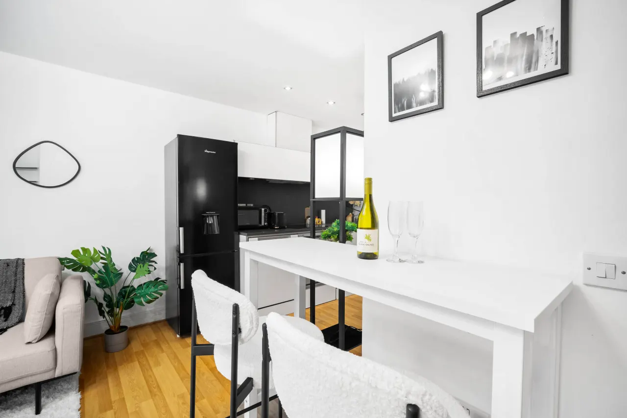 Business District Apartment - Twin Beds - Smart TV 11