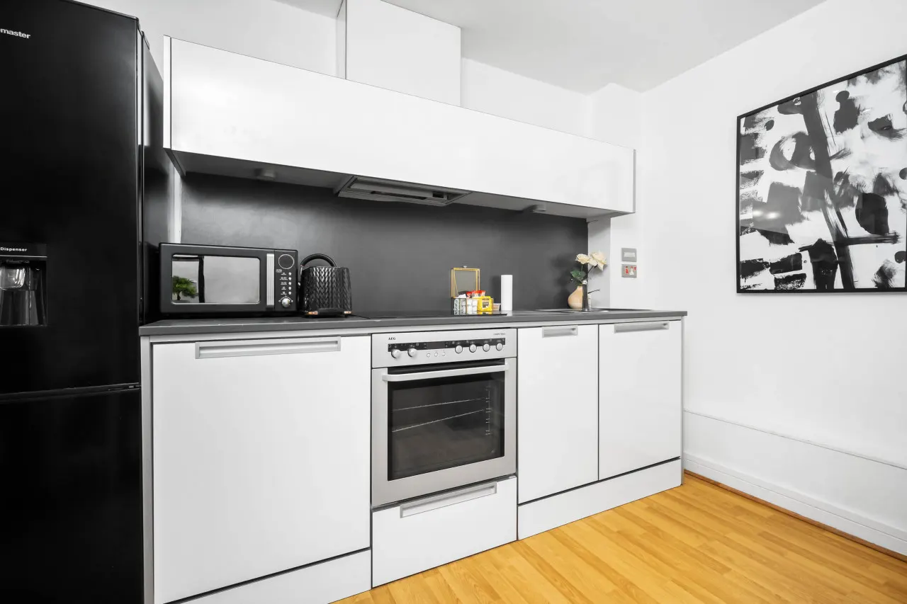Business District Apartment - Twin Beds - Smart TV 13
