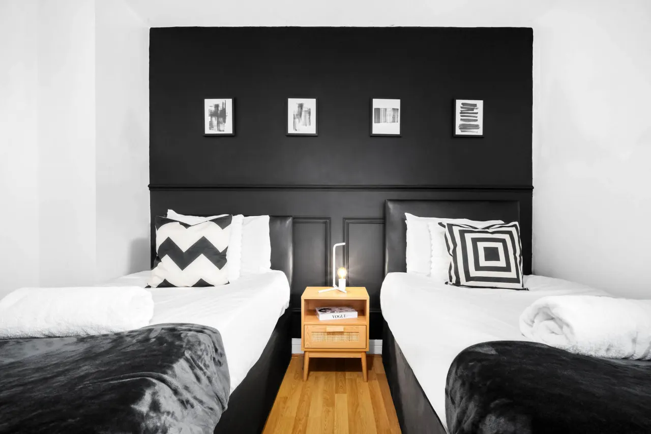 Business District Apartment - Twin Beds - Smart TV 14
