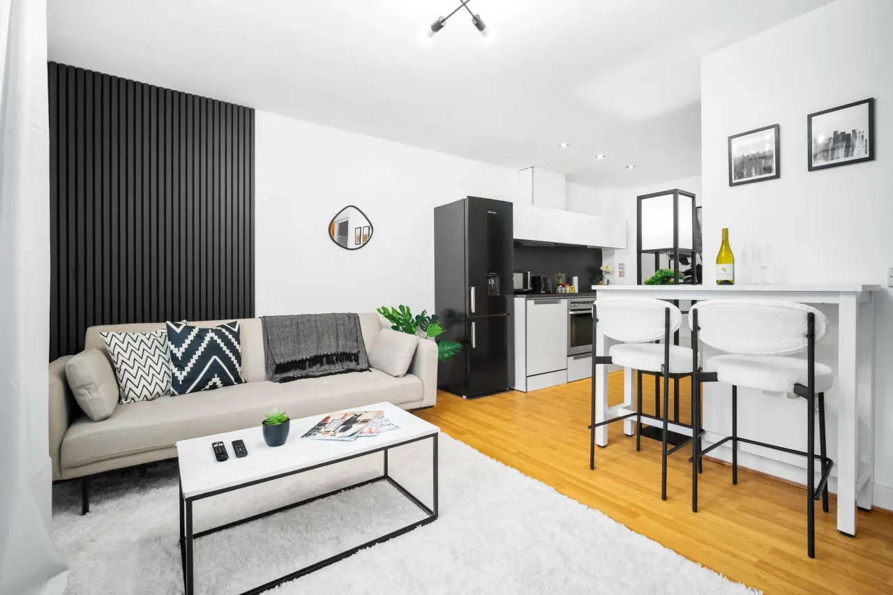 Business District Apartment - Twin Beds - Smart TV — photo 3