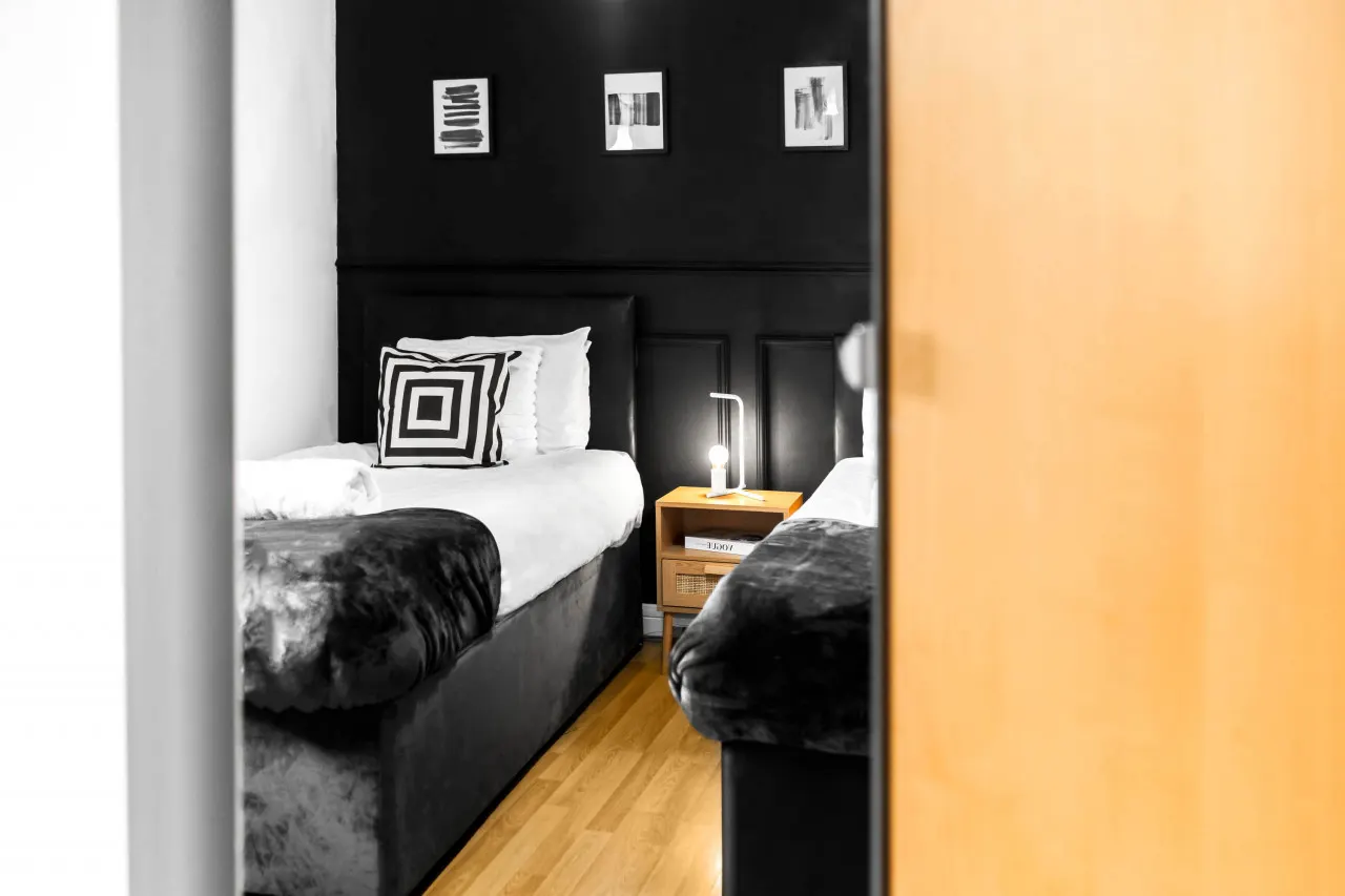 Business District Apartment - Twin Beds - Smart TV 7