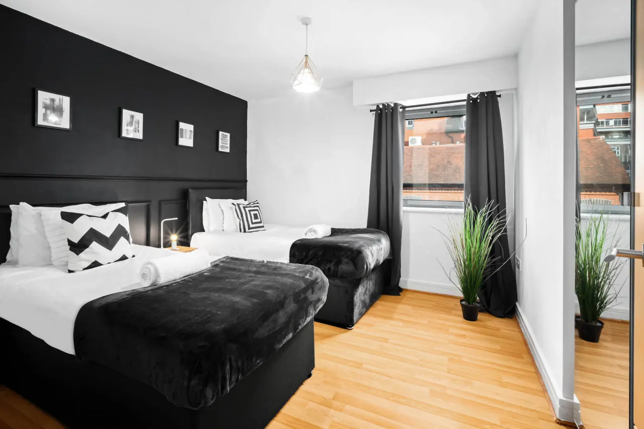 Business District Apartment - Twin Beds - Smart TV 8