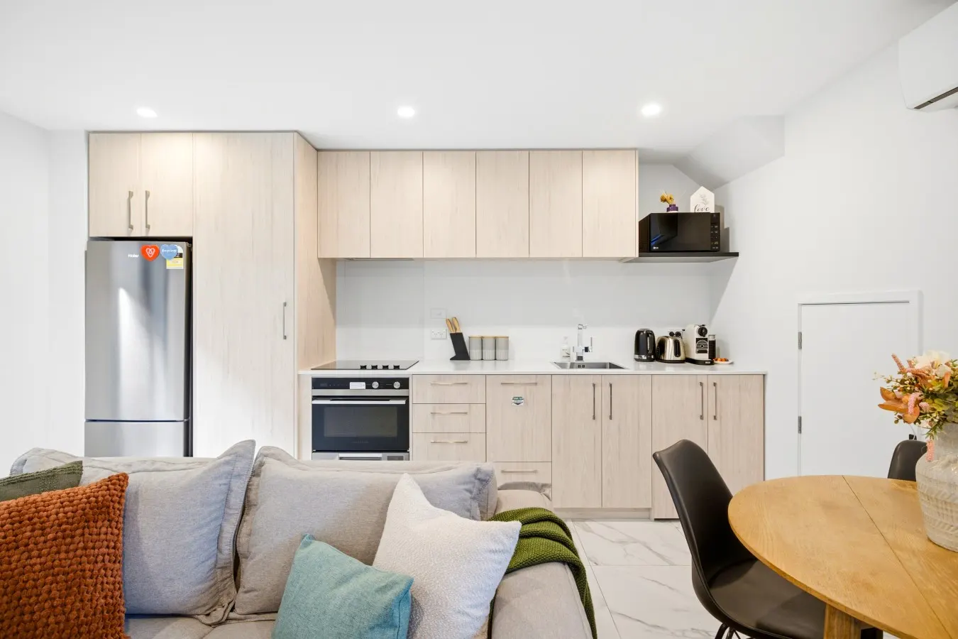 * Rest Easy in CBD – 2 BRM, Free Park, Fast WiFi 2