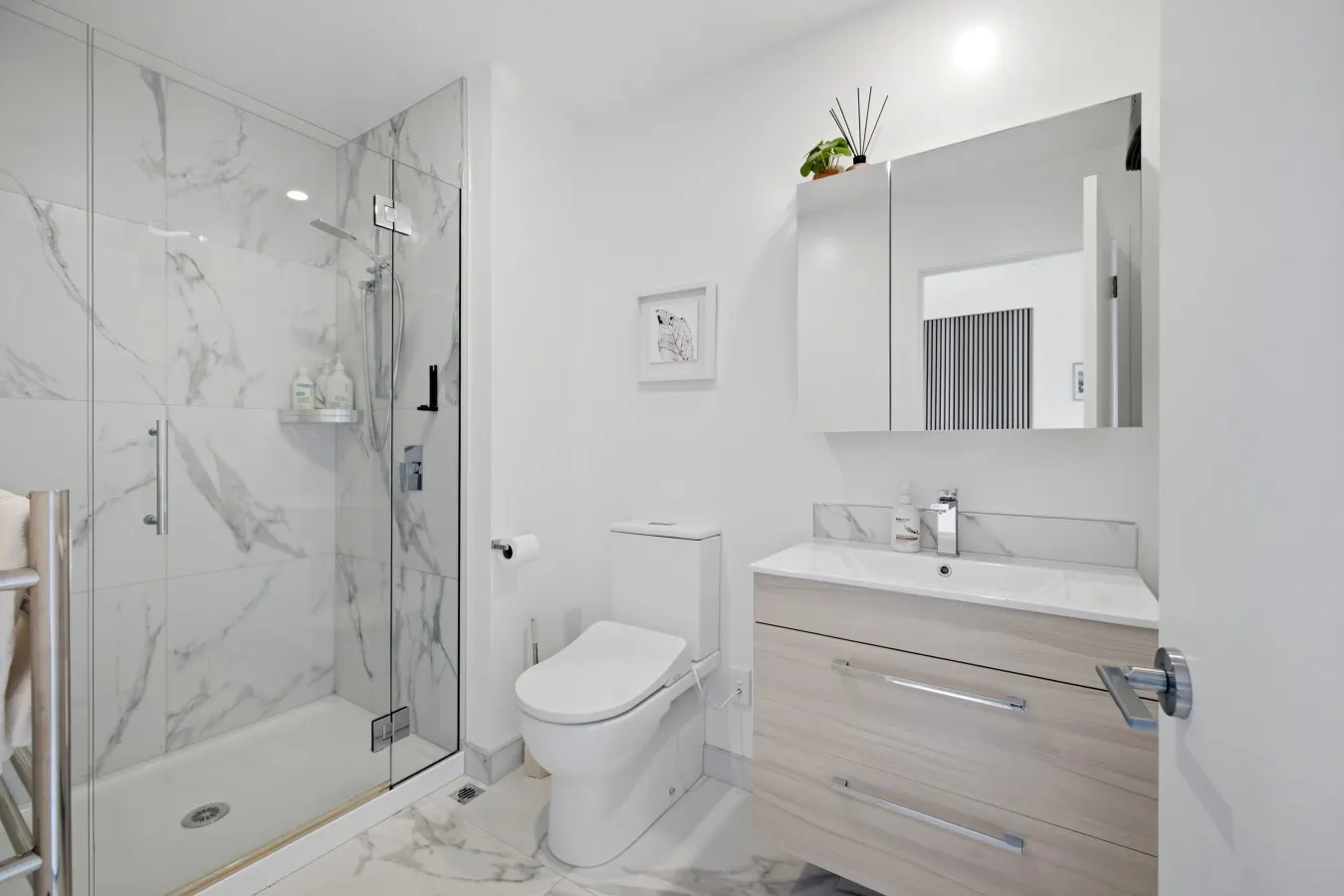 * Rest Easy in CBD – 2 BRM, Free Park, Fast WiFi 11