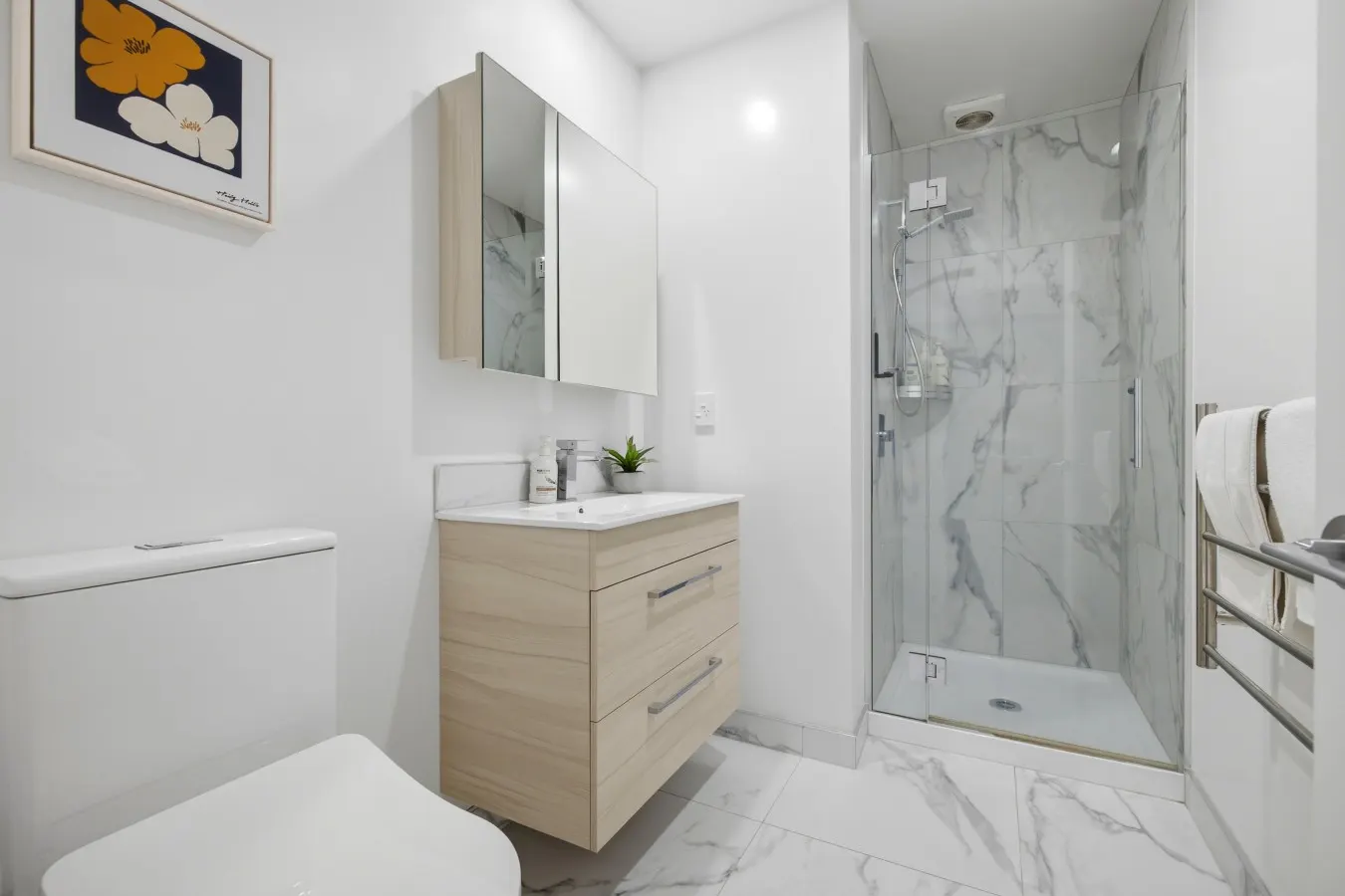 * Rest Easy in CBD – 2 BRM, Free Park, Fast WiFi 13