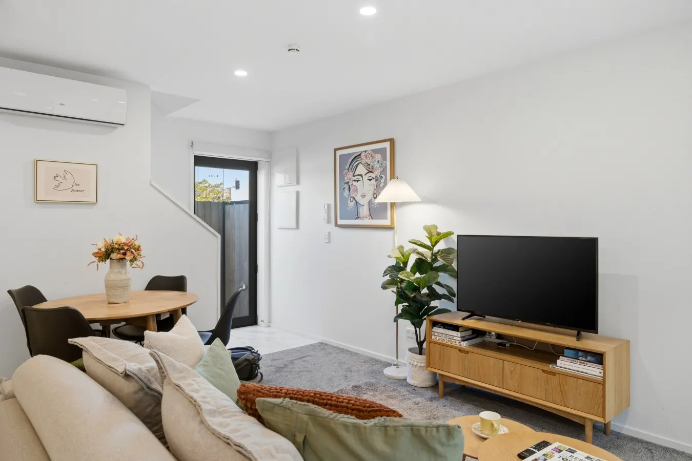 * Rest Easy in CBD – 2 BRM, Free Park, Fast WiFi 15