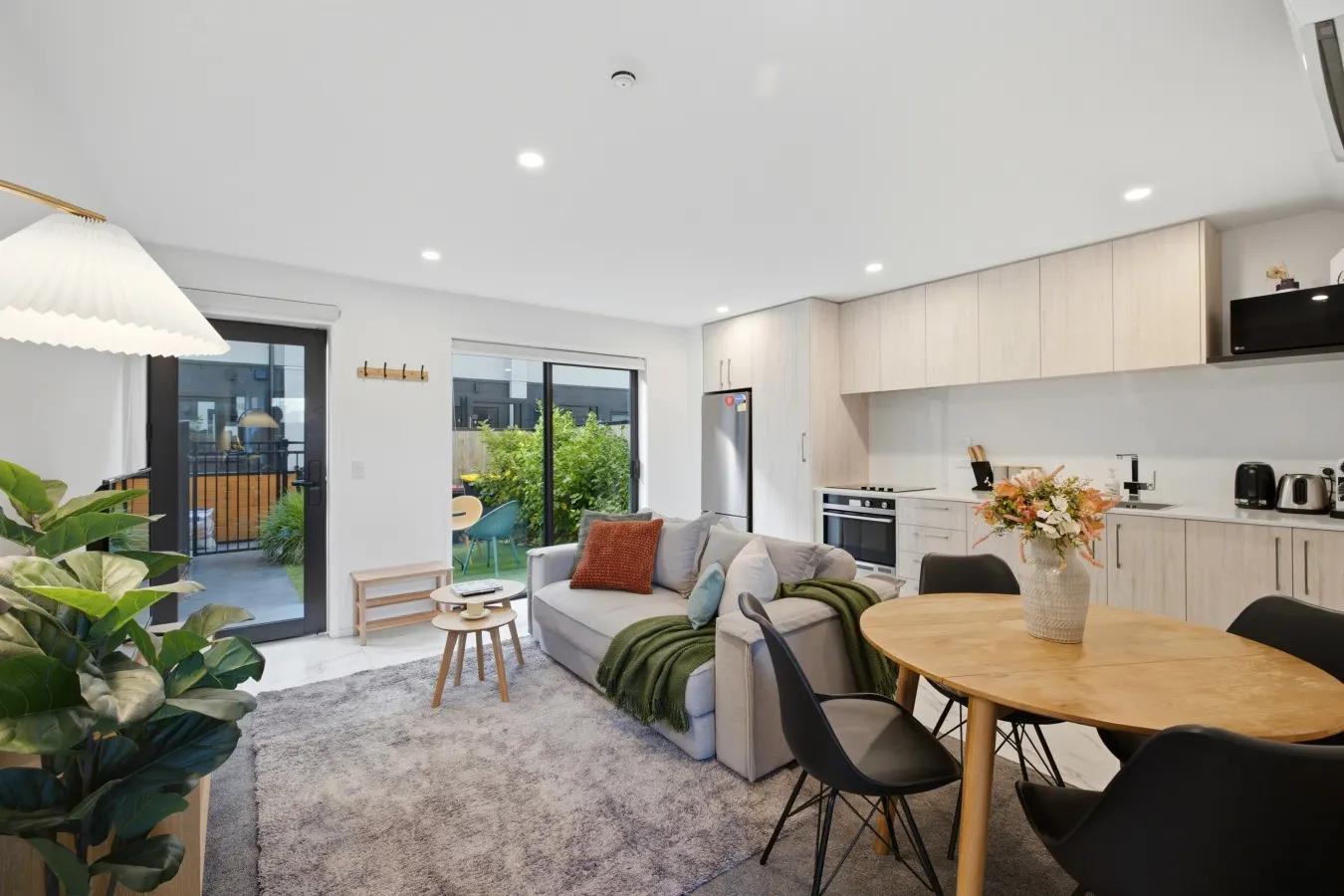 * Rest Easy in CBD – 2 BRM, Free Park, Fast WiFi 16