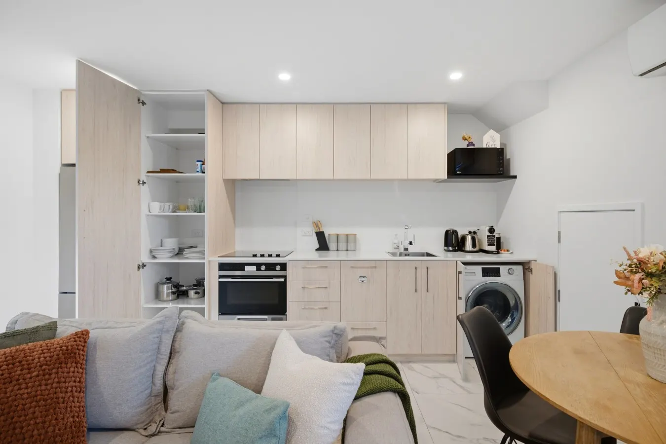 * Rest Easy in CBD – 2 BRM, Free Park, Fast WiFi 17